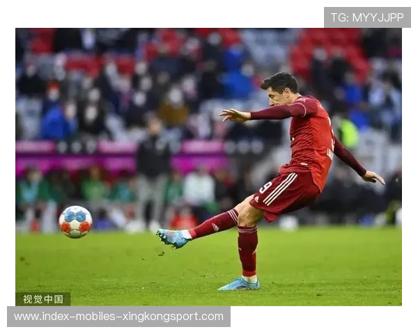 拜仁莱万门前补射完成救赎为球队带来荣耀