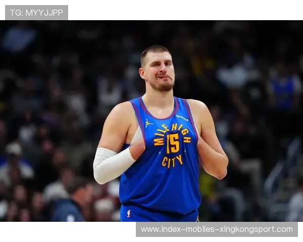 约基奇背身策应高效,掘金队友频繁得分 约基奇背身策应高效,掘金队友频繁得分