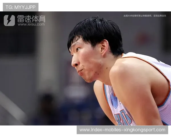 周琦抢断暴扣，新疆防守如铁墙：场上防守哲学的光影瞬间