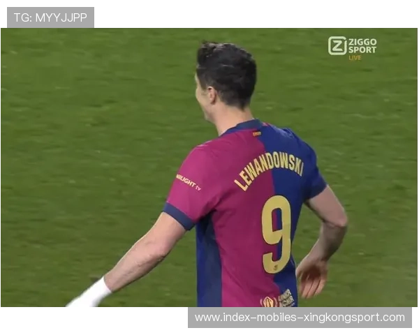 巴萨边路传中配合流畅，莱万门前补射再下一城